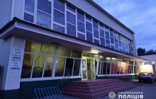 "Вибачте за нікчемне життя": на Київщині чоловік проник до ювелірки та полоснув себе ножем