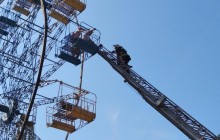 На Хмельниччине на "чертовом колесе" застряли семь человек (фото)