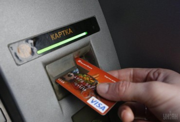 Клиент "Привата" потерял почти 4 тысячи гривень из-за ошибки банкомата: возмещать ущерб в банке отказались