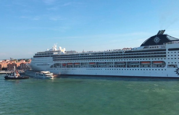 Активисты требуют запретить в Венеции круизные лайнеры (видео)
