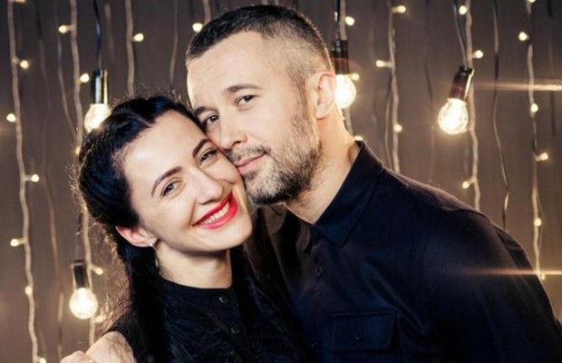 Жена судьи "Голоса страны" на позднем сроке беременности показала грудь и живот в облегающем платье (видео)