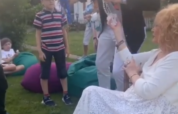 Алла Пугачова зрадила чорний колір — з'явилася в незвичному образі (відео)