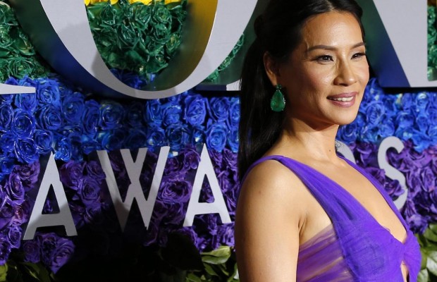 Эмили Ратаковски с откровенным декольте и мужчина в платье: самые яркие наряды звезд на Tony Awards (фоторепортаж)