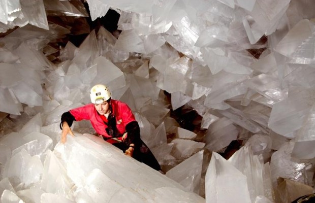 Внутри тысячи кристаллов: туристам впервые разрешат посещать уникальную пещеру в Испании (видео)