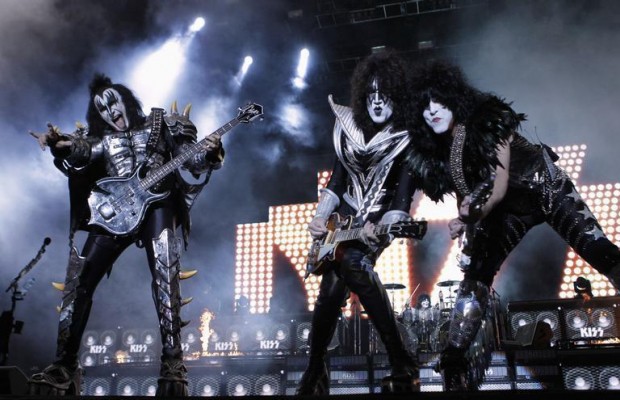 Прощальный поцелуй за пять тысяч: украинским фанатам группы KISS предложили раскошелиться на концерте
