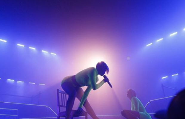 "Гаряче": MARUV в купальнику еротично облилася водою на сцені (фото)