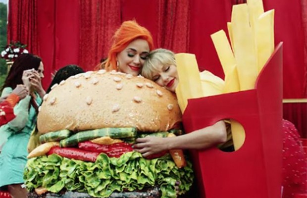 Гей-свадьба и Кэти Перри в роли бургера: известная певица взорвала сеть скандальным клипом (видео)