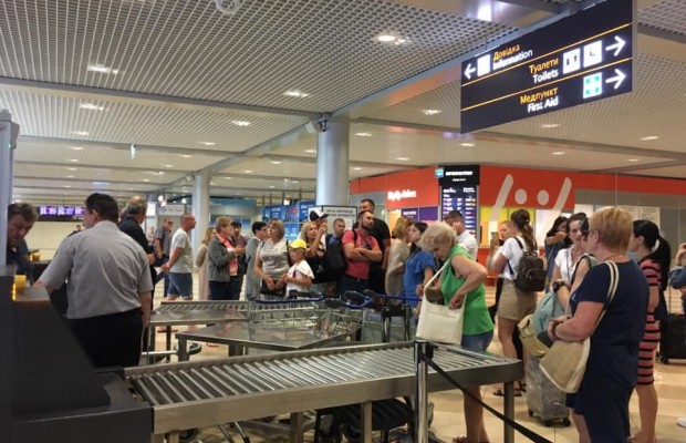 Пассажиры YanAir блокировали вход в терминал F аэропорта Борисполь