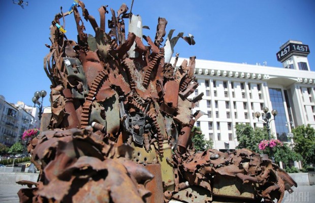 В Киеве установили "Железный трон Востока", изготовленный из обломков снарядов (фоторепортаж)