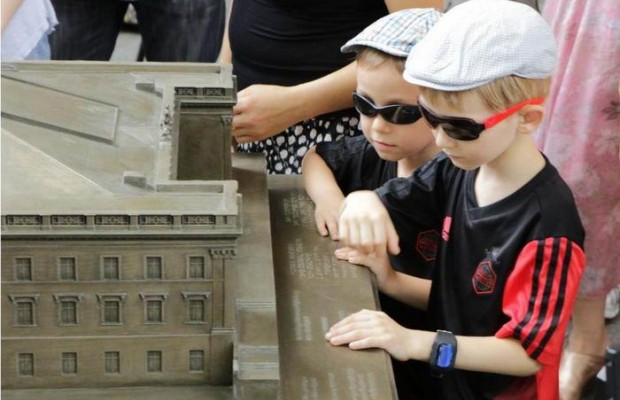 В Одессе создали миниатюры исторических зданий, которые можно пощупать (видео)