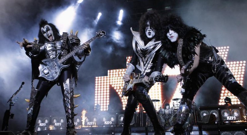 Прощальный поцелуй за пять тысяч: украинским фанатам группы KISS предложили раскошелиться на концерте