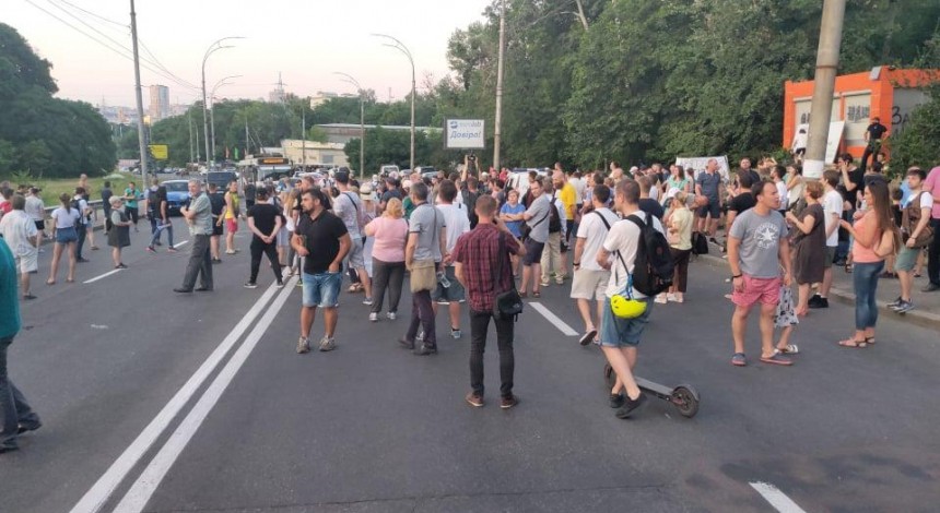 Activists block traffic of Kyiv's Protasiv Yar, protesting against cutting trees in urban forest (Photo, video)