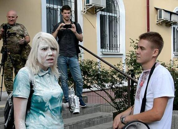 Петренко обсипали борошном біля будівлі суду / instagram.com/anastaciya_petrenko_official