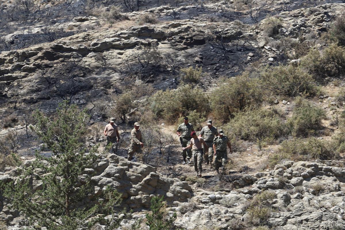 Кипрские солдаты возле места падения ракеты / REUTERS