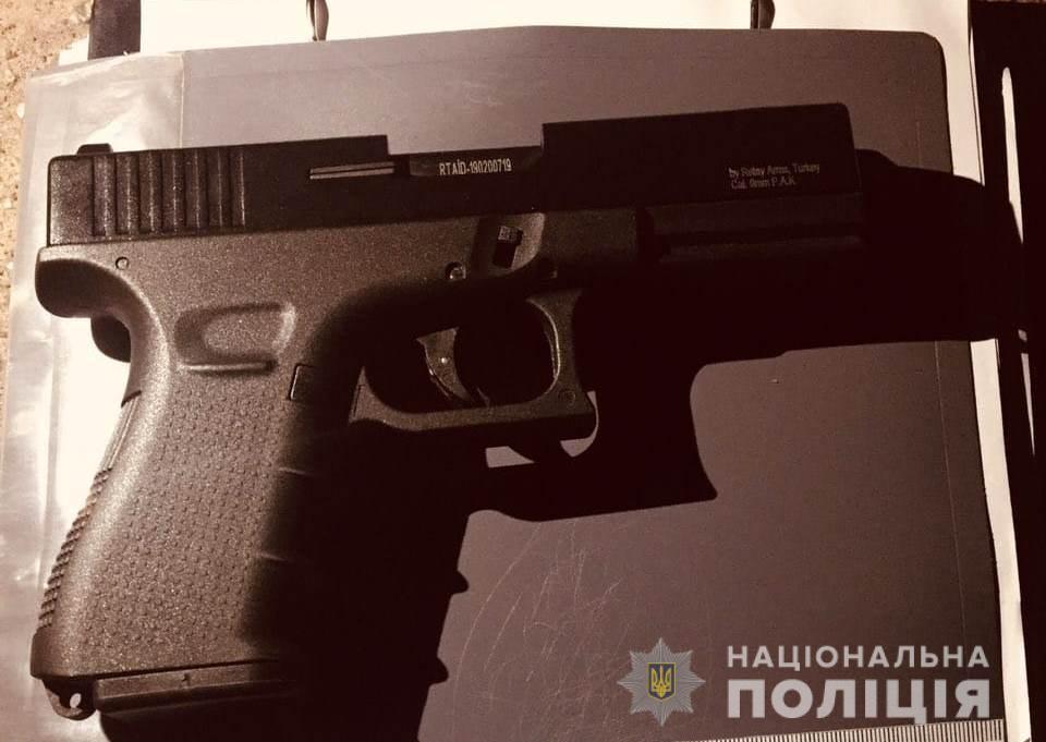 В Вышгороде мужчина с пистолетом устроил конфликт с "экстрасенсами" / kv.npu.gov.ua В Вышгороде мужчина с пистолетом устроил конфликт с "экстрасенсами" / kv.npu.gov.ua