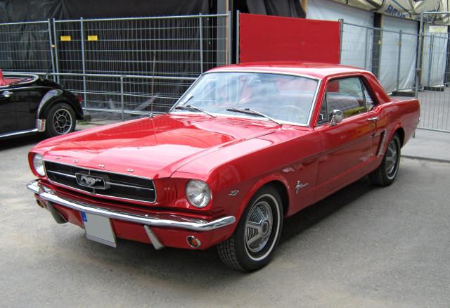 Під його керівництвом був створений автомобіль Ford Mustang / фото carshistory.org Під його керівництвом був створений автомобіль Ford Mustang / фото carshistory.org