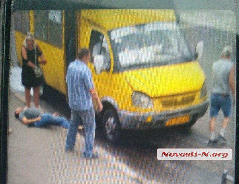 Очевидці викликали на місце події швидку і поліцію / фото: Новини-N Очевидці викликали на місце події швидку і поліцію / фото: Новини-N