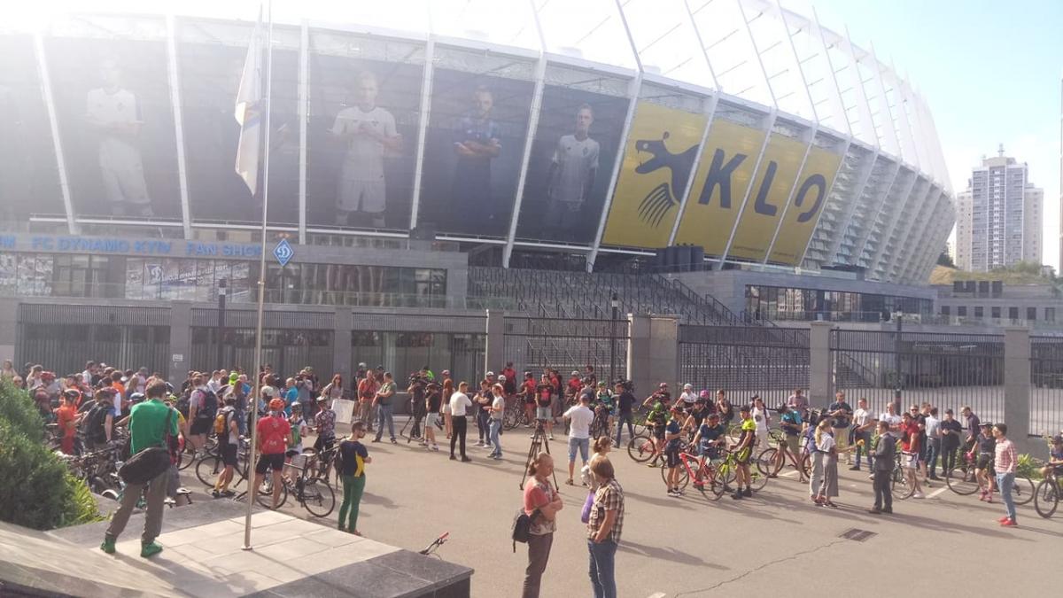 Під Міністерством молоді та спорту проходить акція на підтримку Ганни Соловей / фото УНІАН Під Міністерством молоді та спорту проходить акція на підтримку Ганни Соловей / фото УНІАН