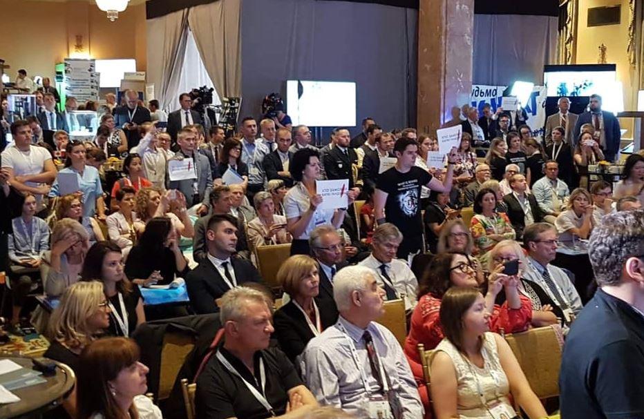 Активісти тримали плакати &quot;Хто замовив Катю Гандзюк?&quot; / facebook.com/tetiana.pechonchyk