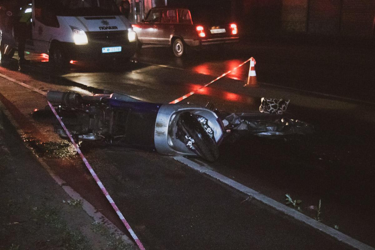 Під Києвом жінка впала з мопеда та потрапила під колеса вантажівки / фото Роман Барабаш / Інформатор Під Києвом жінка впала з мопеда та потрапила під колеса вантажівки / фото Роман Барабаш / Інформатор