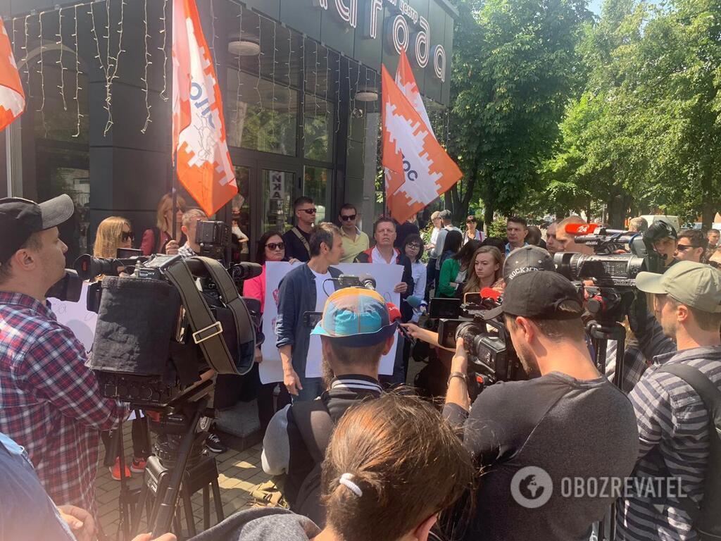 Під телеканалом зібрався мітинг / Фото Артема Білого, Обозреватель Під телеканалом зібрався мітинг / Фото Артема Білого, Обозреватель