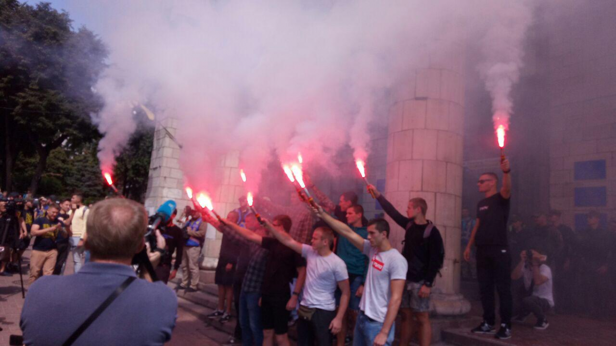 Під Нацрадою проходить акція / фото УНІАН Під Нацрадою проходить акція / фото УНІАН