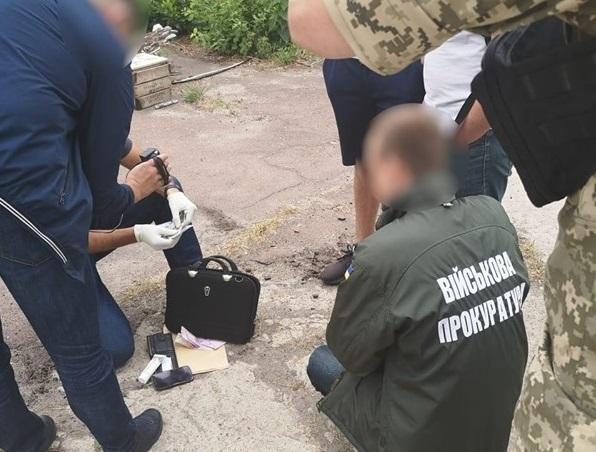 Офицера задержали после получения взятки / фото: vppnr.gp.gov.ua Офицера задержали после получения взятки / фото: vppnr.gp.gov.ua