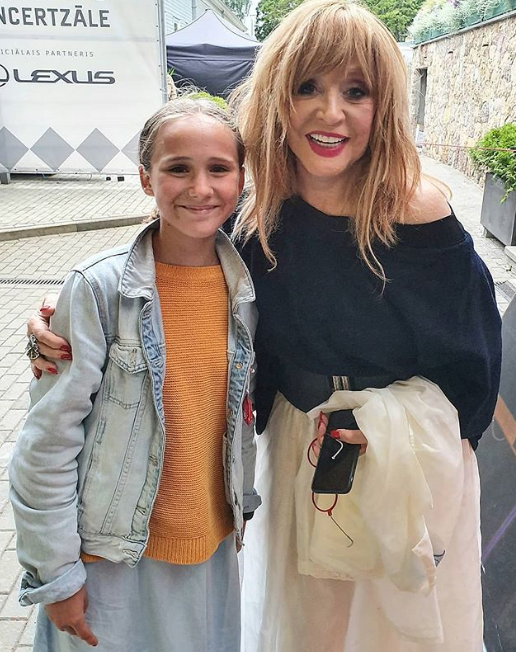 Пугачева позирует с поклонницей / instagram.com/vale_guide_cast_luxembourg