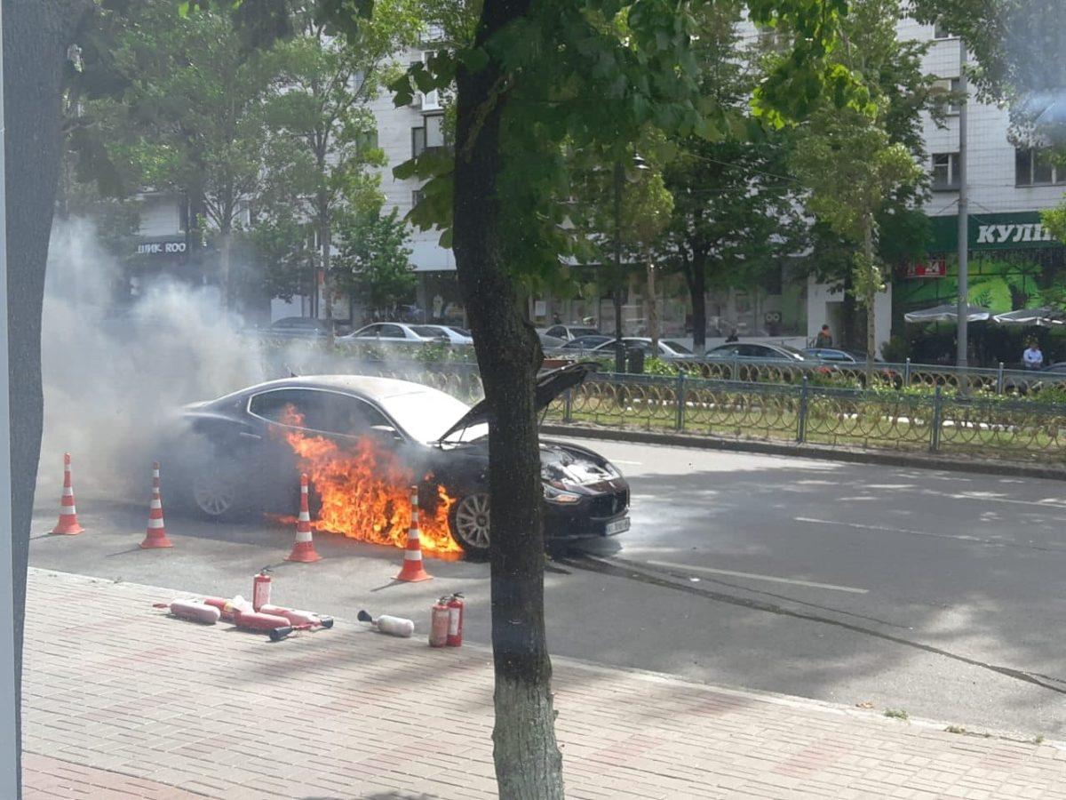 У центрі столиці згоріло елітне авто / Інформатор У центрі столиці згоріло елітне авто / Інформатор