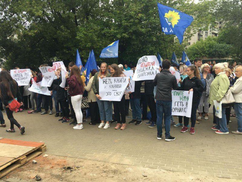 Студенти і пенсіонери від Медведчука-Бойка прийшли підтримати фото NewsOne / ТСН.ua Студенти і пенсіонери від Медведчука-Бойка прийшли підтримати фото NewsOne / ТСН.ua