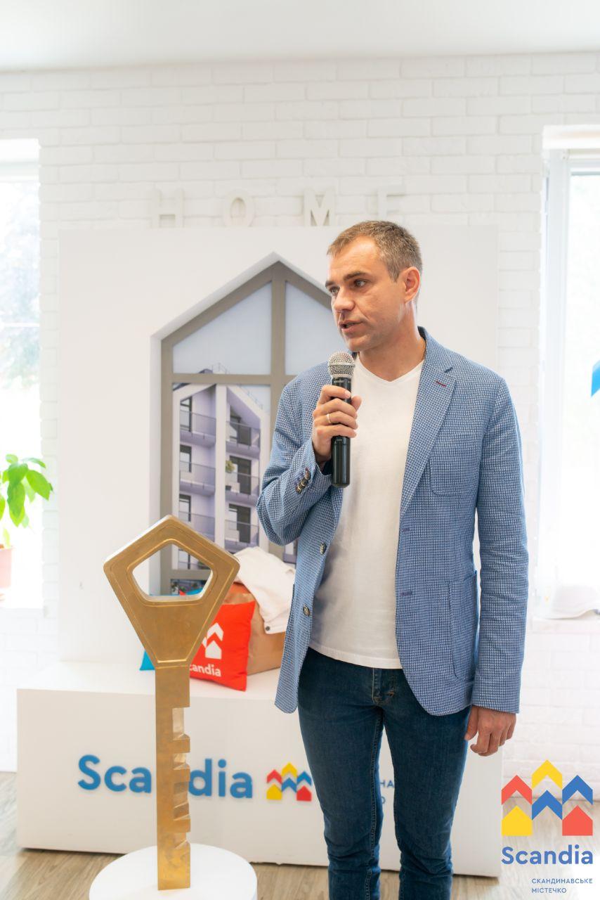 Ключі і паспорт - перші мешканці Scandia святкують новосілля Ключі і паспорт - перші мешканці Scandia святкують новосілля