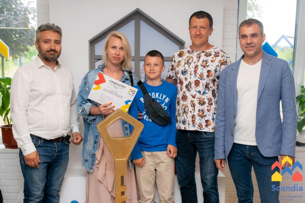 Ключі і паспорт - перші мешканці Scandia святкують новосілля Ключі і паспорт - перші мешканці Scandia святкують новосілля