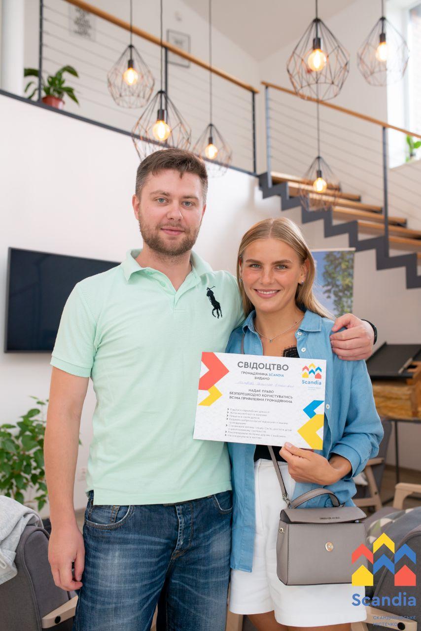 Ключі і паспорт - перші мешканці Scandia святкують новосілля Ключі і паспорт - перші мешканці Scandia святкують новосілля