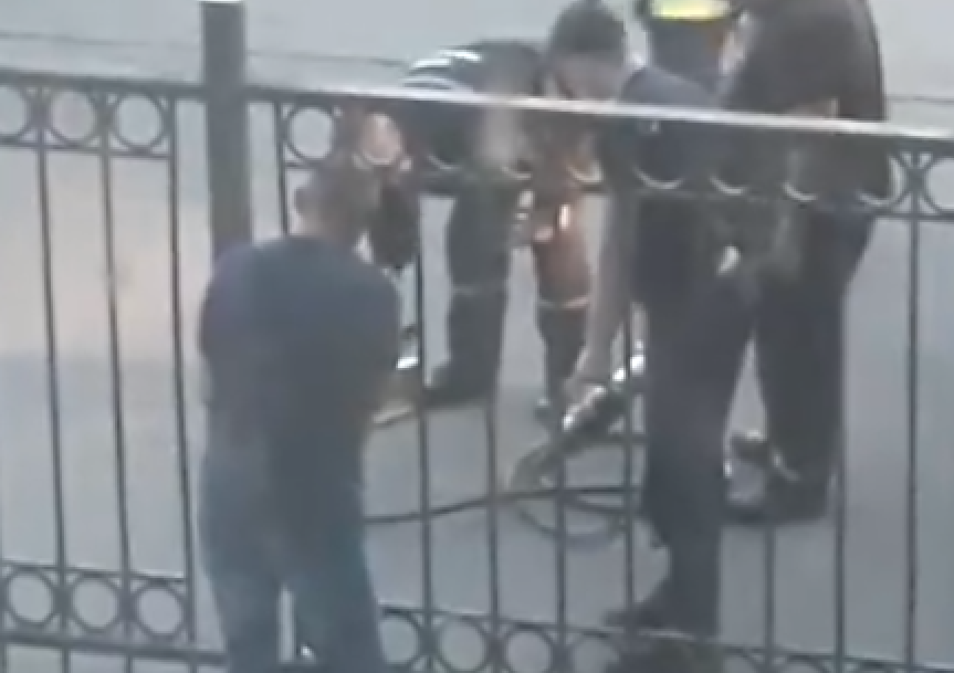 У Ніжині чоловік не зміг подолати паркан і був змушений шукати допомоги у рятувальників / скріншот, Facebook