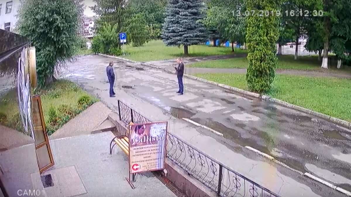 К Алексею подошли двое мужчин, которые представились "представителями криминального мира" / скриншот К Алексею подошли двое мужчин, которые представились "представителями криминального мира" / скриншот