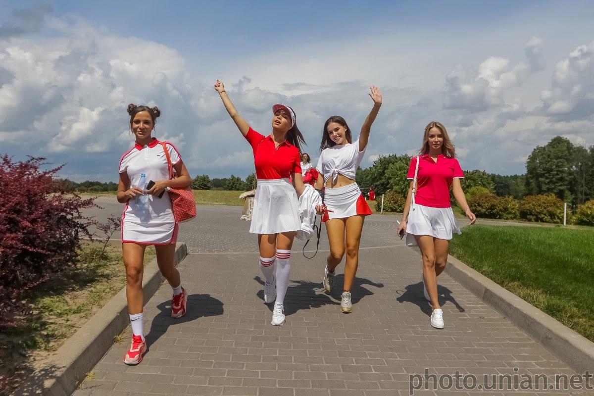 У боротьбі за звання "Міс Україна" дівчата зіграли в гольф / фото УНІАН У боротьбі за звання "Міс Україна" дівчата зіграли в гольф / фото УНІАН