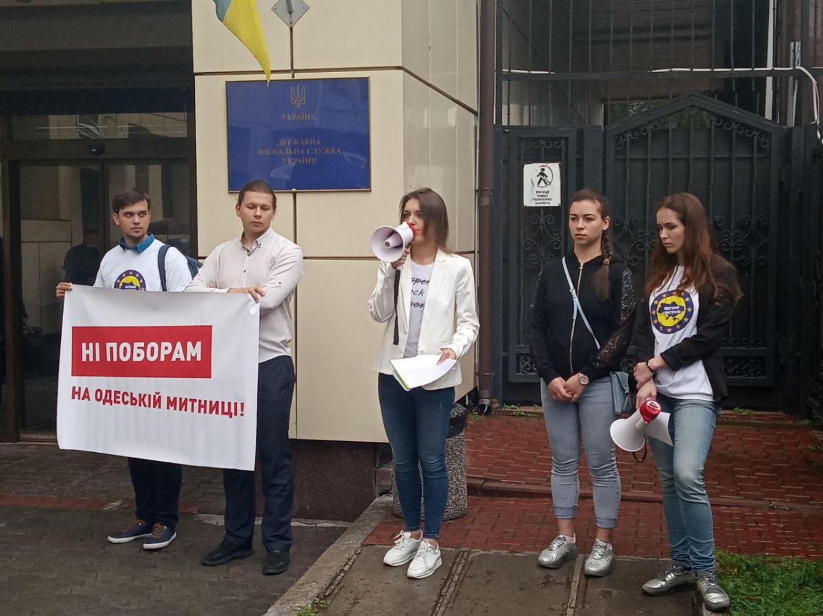 Корупція на Одеській митниці: 90% тканини оформляється за нульовою ставкою мита - ЗМІ Корупція на Одеській митниці: 90% тканини оформляється за нульовою ставкою мита - ЗМІ
