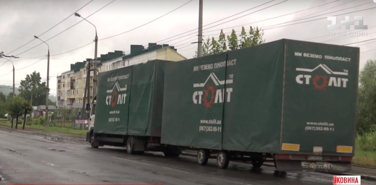Дорога на Буковині буквально "потонула" в ямах / фото ТСН.uа Дорога на Буковині буквально "потонула" в ямах / фото ТСН.uа