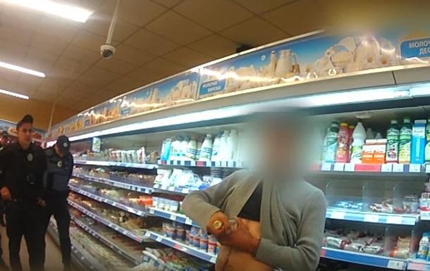 Патрульні завадили чоловікові завдати собі тілесних ушкоджень / скріншот з відео Патрульні завадили чоловікові завдати собі тілесних ушкоджень / скріншот з відео