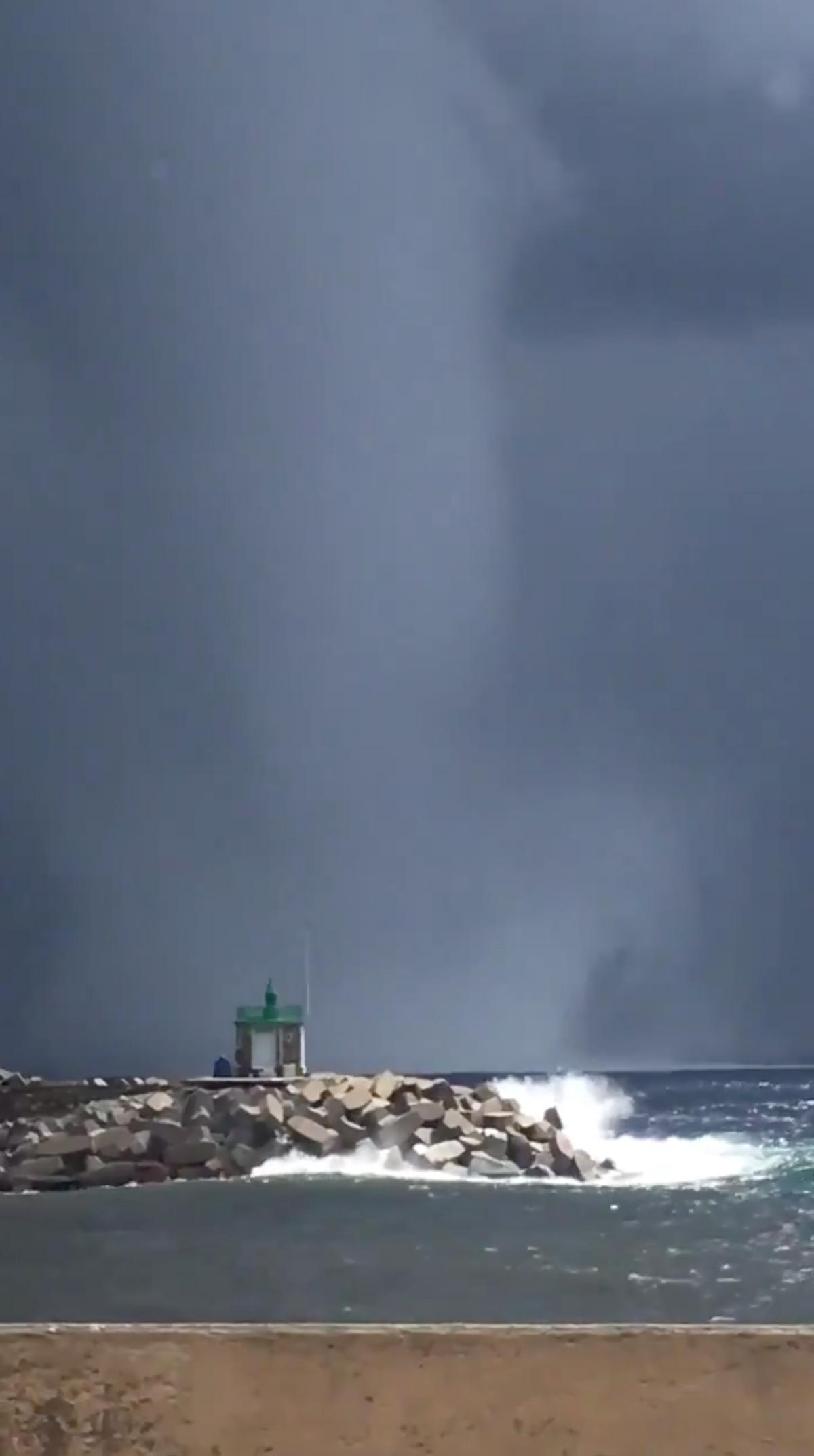 Водяний смерч на Корсиці / REUTERS