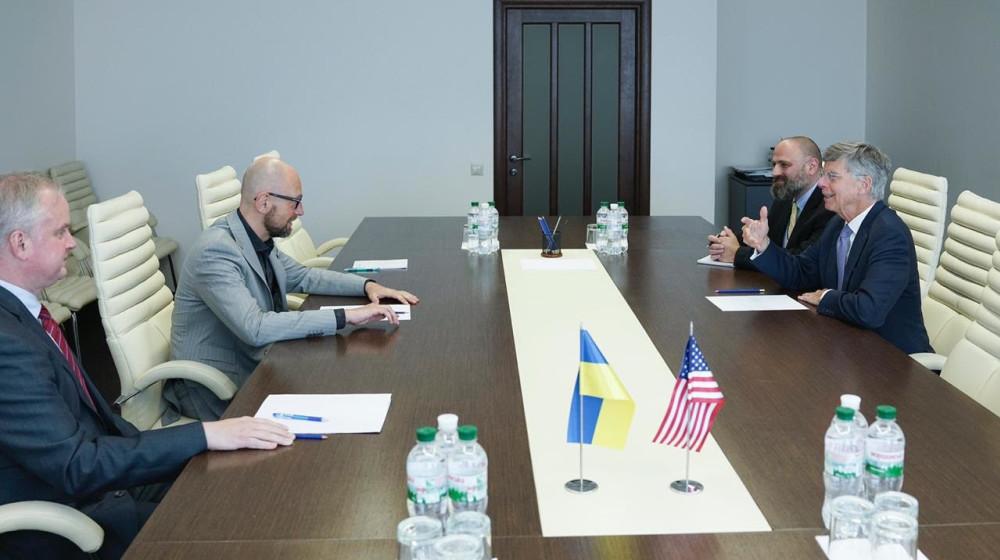 Арсеній Яценюк зустрівся з повіреним у справах США в Україні Вільямом Тейлором / фото nfront.org.ua Арсеній Яценюк зустрівся з повіреним у справах США в Україні Вільямом Тейлором / фото nfront.org.ua