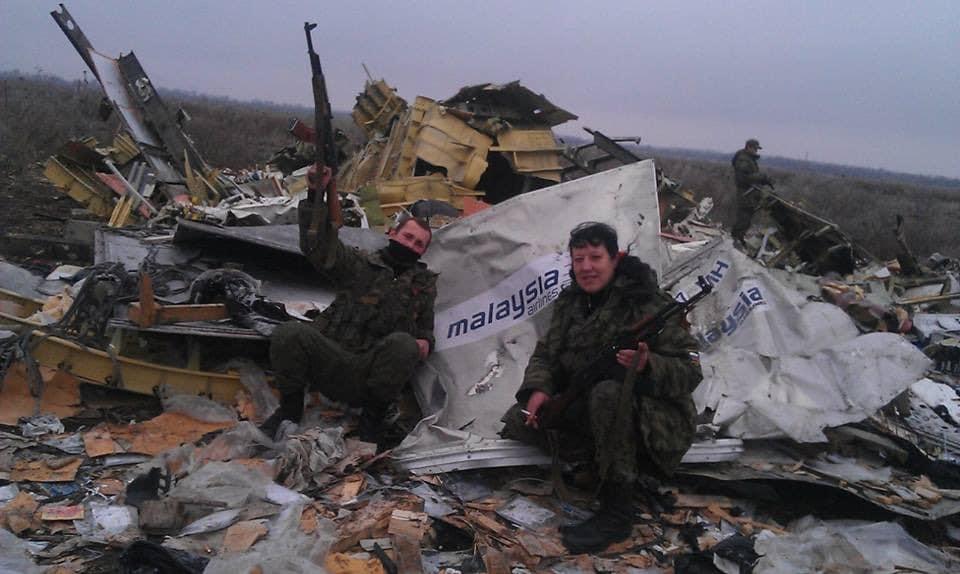 Терористи "ЛДНР" розважалися на уламках MH 17 / фото Facebook / Anatoliy Shtefan Терористи "ЛДНР" розважалися на уламках MH 17 / фото Facebook / Anatoliy Shtefan