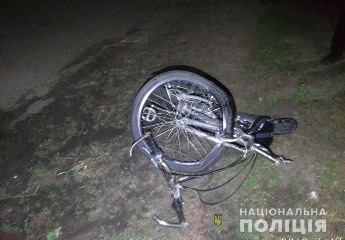 Один з велосипедистів помер на місці ДТП, інший – у лікарні / фото ГУ НП в Запорізькій області Один з велосипедистів помер на місці ДТП, інший – у лікарні / фото ГУ НП в Запорізькій області