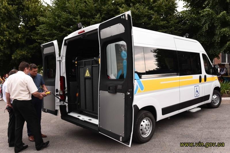Тульчинська громада першою на Вінниччині отримала спеціалізований автомобіль для людей на візках Тульчинська громада першою на Вінниччині отримала спеціалізований автомобіль для людей на візках