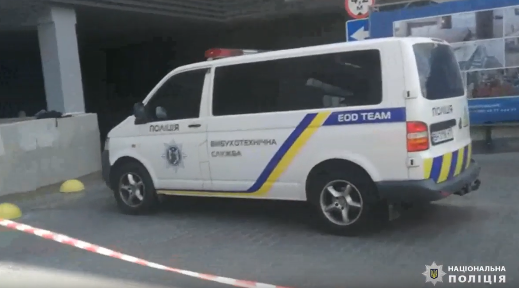 Правоохоронці знайшли муляж вибухівки на автомобілі керівника підприємства / Скріншот - відео Поліції Одещини