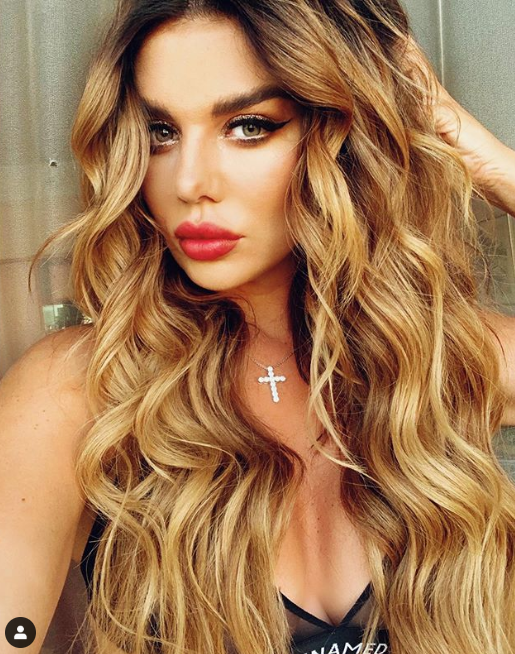 Седокова позирует с ярким макияжем / instagram.com/annasedokova