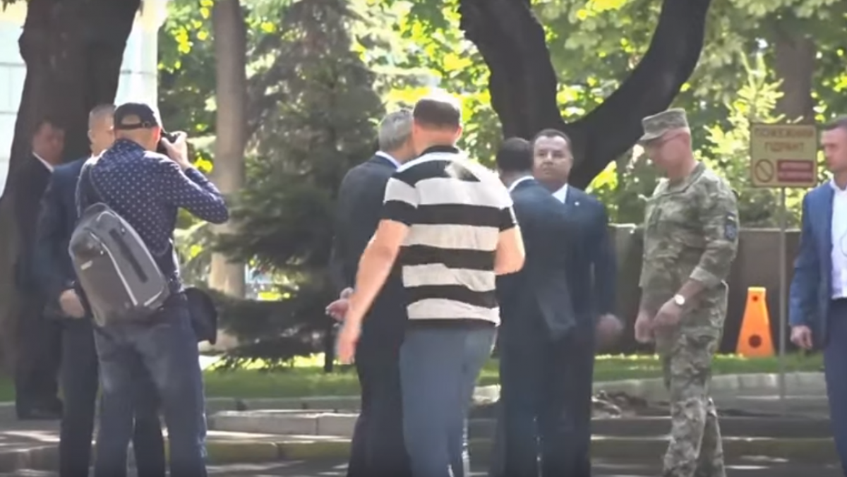 Інцидент стався під час розмови Зеленського з Рябошапкой / скріншот Інцидент стався під час розмови Зеленського з Рябошапкой / скріншот