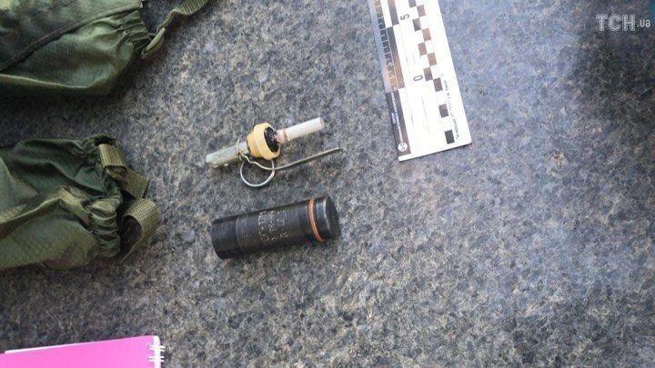 В нагрудной сумке обнаружено самодельное взрывное устройство / фото ТСН.иа В нагрудной сумке обнаружено самодельное взрывное устройство / фото ТСН.иа