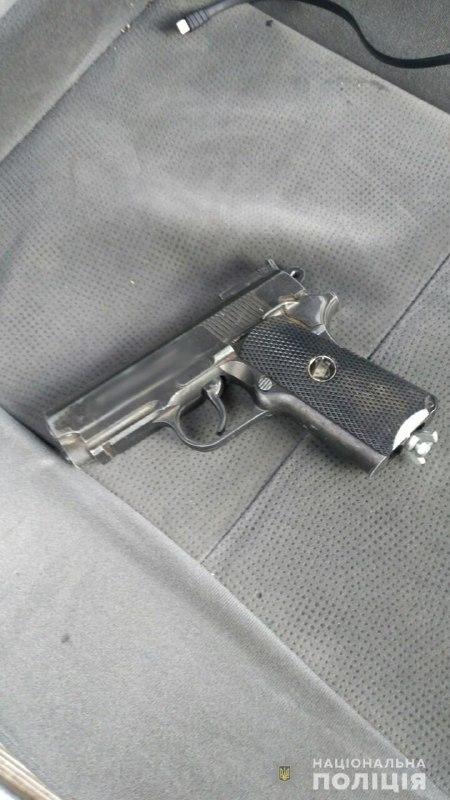 У задержанных обнаружили пистолет, биту и нож / фото ГУ НП в Житомирской области У задержанных обнаружили пистолет, биту и нож / фото ГУ НП в Житомирской области