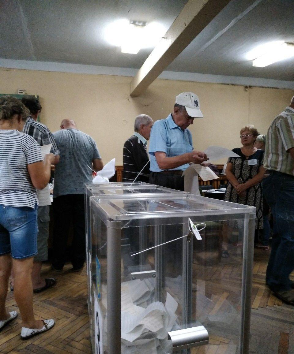 На участке не хватает трех кабинок для голосования и трех больших ящиков / фото ОПОРА На участке не хватает трех кабинок для голосования и трех больших ящиков / фото ОПОРА